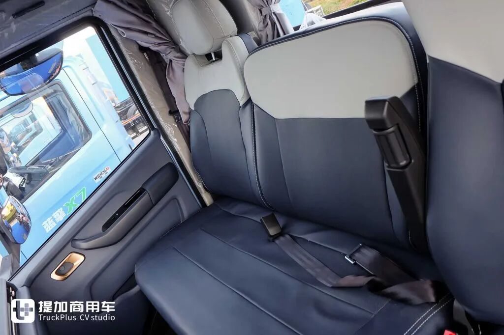 Featuring a 200kWh super-large battery and a high-ceilinged sleeper cab, the Weichai New Energy Blue Engine X7 electric light truck makes its grand debut with real-world photos.