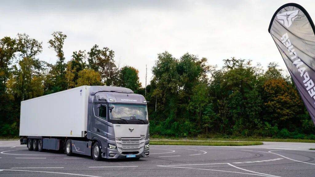 DHL teste en terrain réel le camion lourd électrique Speed Leopard : le Danemark et la Belgique adoptent de nouvelles réglementations pour les camions ! Cette semaine (29 décembre - 4 janvier), les dernières tendances du secteur des camions à l'étranger en vue.