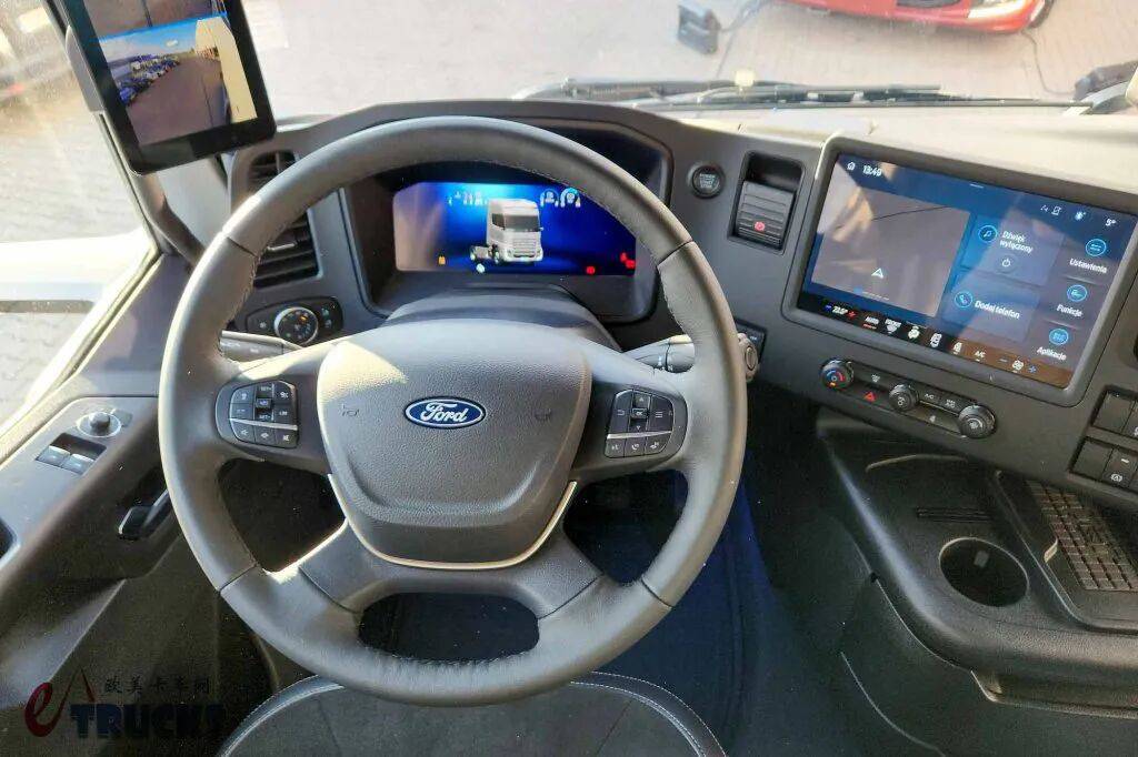 Un design qui rend hommage au classique, un intérieur rénové à l'échelle épique ! Le nouveau Ford F-MAX fait son apparition : découvrez sa puissance et son style grâce à des photos en direct !