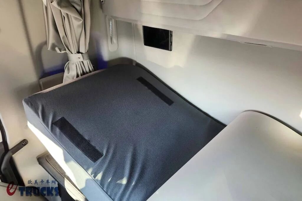 Un design qui rend hommage au classique, un intérieur rénové à l'échelle épique ! Le nouveau Ford F-MAX fait son apparition : découvrez sa puissance et son style grâce à des photos en direct !