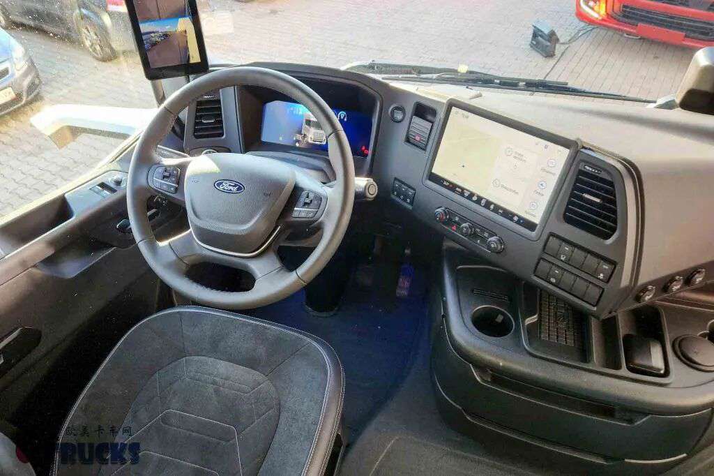Un design qui rend hommage au classique, un intérieur rénové à l'échelle épique ! Le nouveau Ford F-MAX fait son apparition : découvrez sa puissance et son style grâce à des photos en direct !