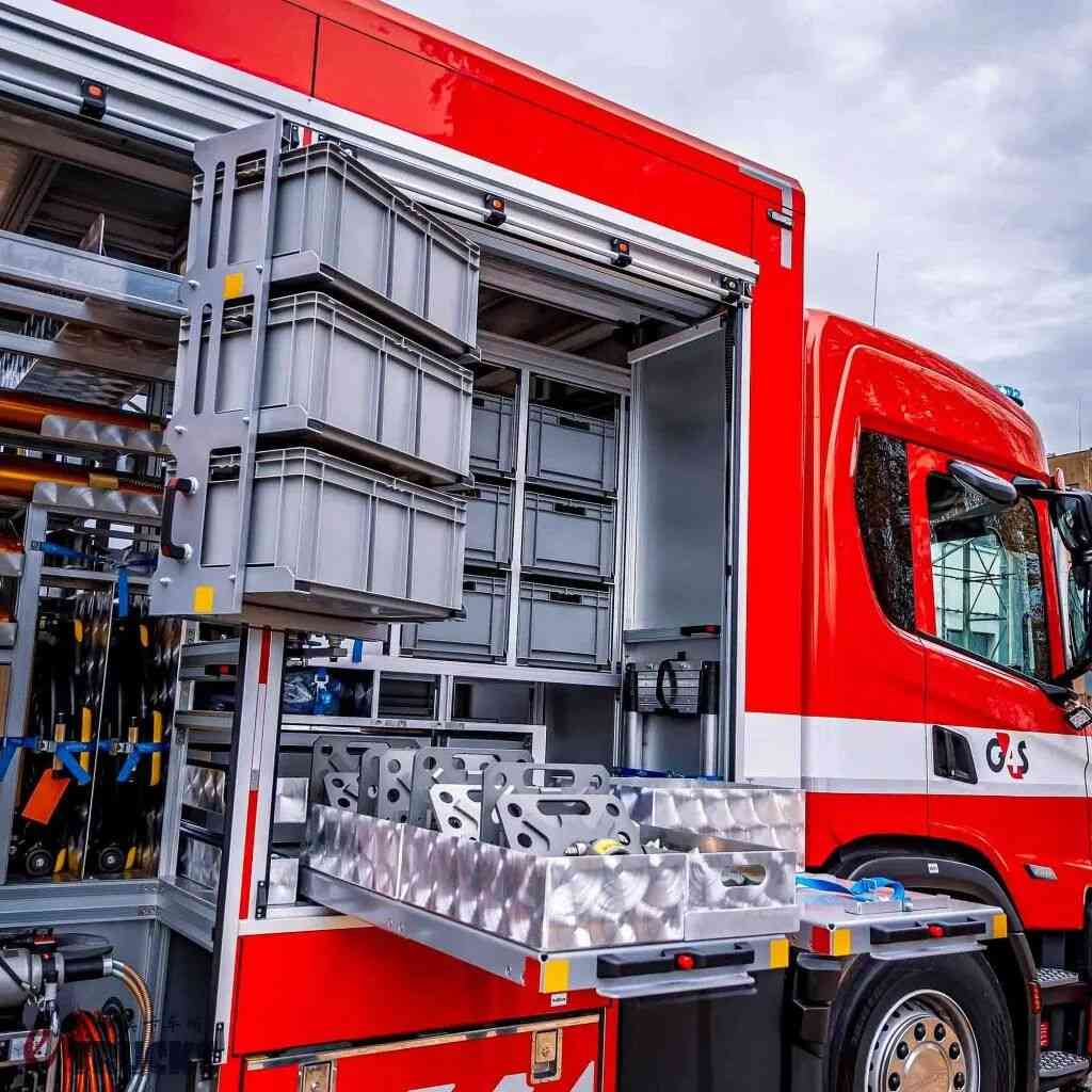 Des véhicules d'urgence qui ressemblent à des œuvres d'art ? Le Scania G Series, un véhicule de secours technologique conçu spécialement pour l'industrie pétrochimique, en image réelle