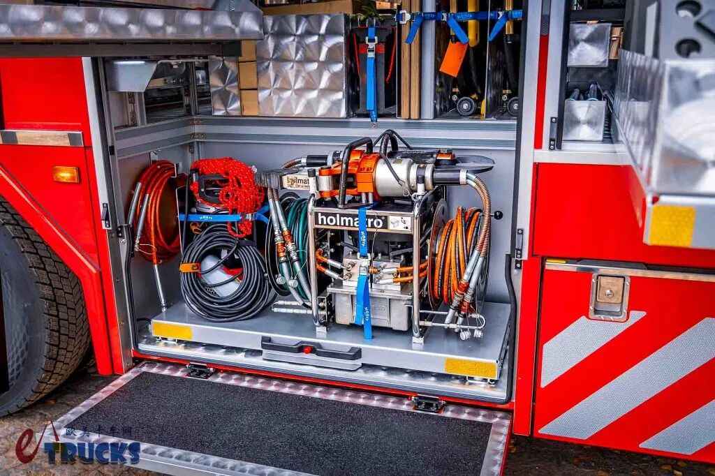Des véhicules d'urgence qui ressemblent à des œuvres d'art ? Le Scania G Series, un véhicule de secours technologique conçu spécialement pour l'industrie pétrochimique, en image réelle