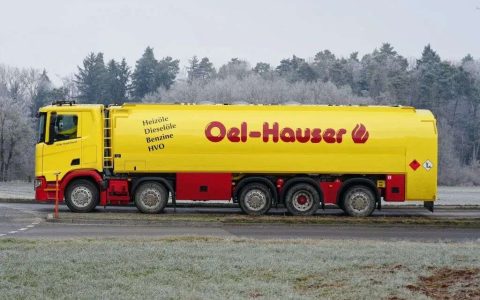 Conçu sur la base du Scania 500R, le premier camion-citerne 10×2 à cinq axes au monde peut transporter jusqu&rsquo;à 33 500 litres de carburant !