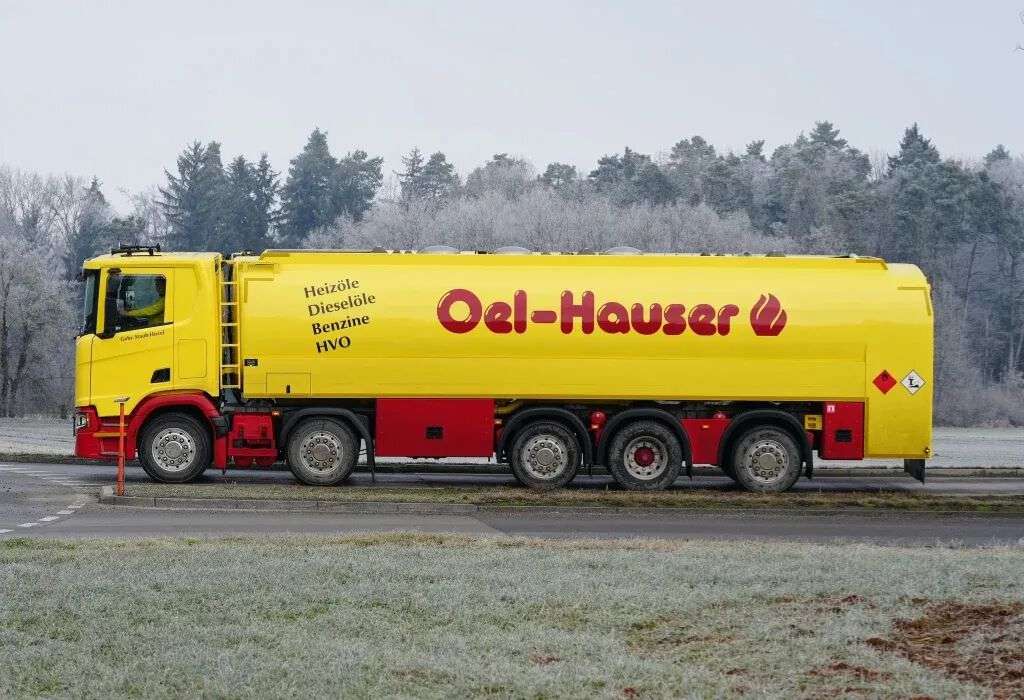Conçu sur la base du Scania 500R, le premier camion-citerne 10×2 à cinq axes au monde peut transporter jusqu'à 33 500 litres de carburant !