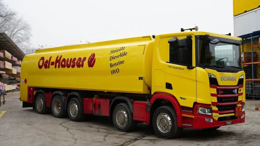 Conçu sur la base du Scania 500R, le premier camion-citerne 10×2 à cinq axes au monde peut transporter jusqu'à 33 500 litres de carburant !