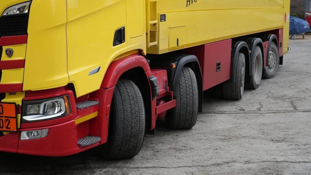 Conçu sur la base du Scania 500R, le premier camion-citerne 10×2 à cinq axes au monde peut transporter jusqu'à 33 500 litres de carburant !