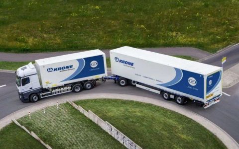 L&rsquo;Union européenne envisage de promouvoir des camions géants de 25 mètres : risque-t-il de détruire les chemins de fer ? Selon plusieurs associations du secteur ferroviaire, l&rsquo;opposition populaire s&rsquo;exprime déjà.