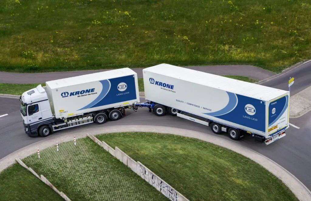 L'Union européenne envisage de promouvoir des camions géants de 25 mètres : risque-t-il de détruire les chemins de fer ? Selon plusieurs associations du secteur ferroviaire, l'opposition populaire s'exprime déjà.