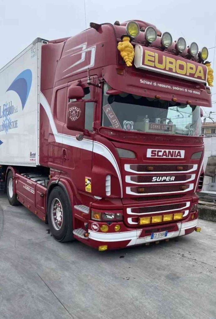 Un seul conducteur, 20 ans de route et 2,85 millions de kilomètres : ce camion Scania et son propriétaire, c'est tout simplement incroyable !