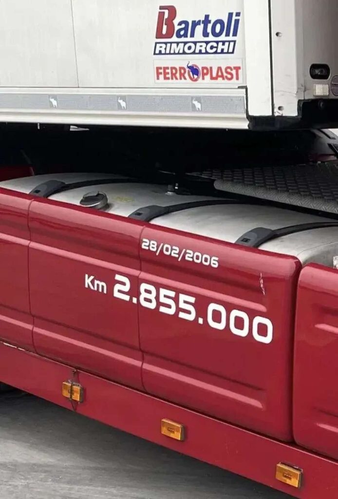 Un seul conducteur, 20 ans de route et 2,85 millions de kilomètres : ce camion Scania et son propriétaire, c'est tout simplement incroyable !