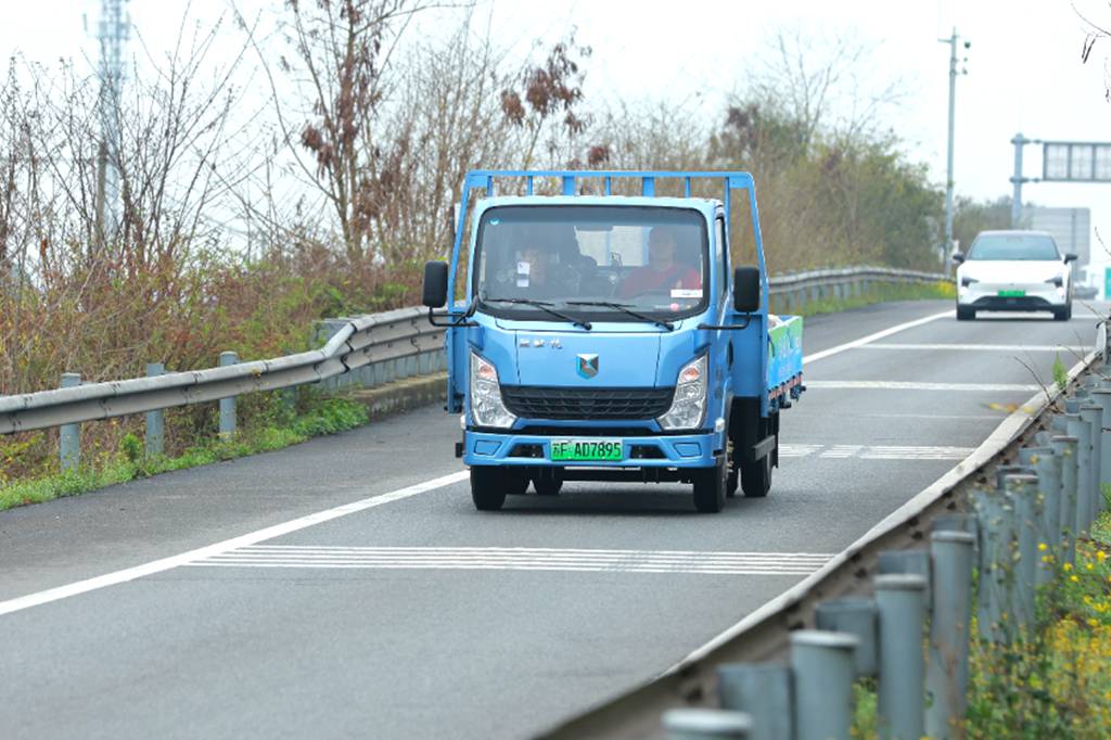 Dans des conditions réelles, avec des tests audacieux : le Weichai Blue擎X3 établit un nouveau référentiel pour les camions légers à énergie nouvelle !
