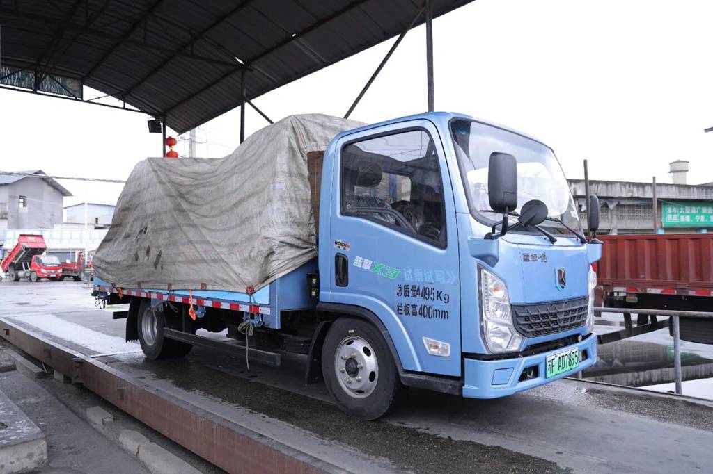 Dans des conditions réelles, avec des tests audacieux : le Weichai Blue擎X3 établit un nouveau référentiel pour les camions légers à énergie nouvelle !