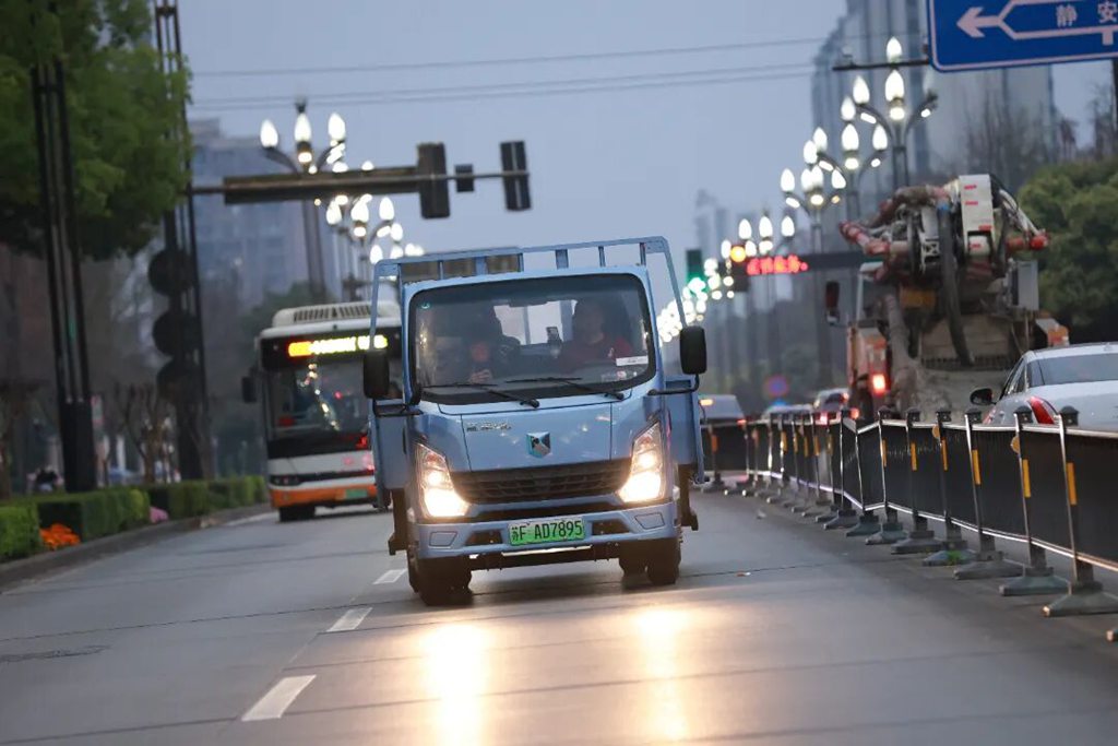 Dans des conditions réelles, avec des tests audacieux : le Weichai Blue擎X3 établit un nouveau référentiel pour les camions légers à énergie nouvelle !