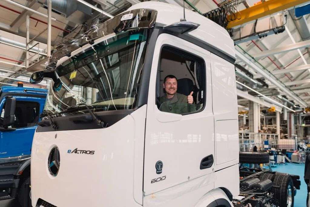 Découvrez un voyage autour du monde en camion lourd électrique ? Le camion Mercedes-Benz s'allie à la communauté des créateurs de contenu « Conducteurs de camions électriques » pour lancer officiellement cette aventure mondiale avec des camions lourds électriques.