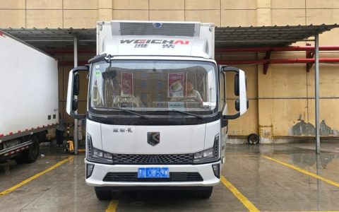 Performance concrète ! Le camion léger réfrigéré Weichai BluePower X7 – version fluide et à vitesse régulable – offre des équipements robustes garantissant une sécurité optimale et une conduite sans souci même dans les conditions rurales montagneuses.
