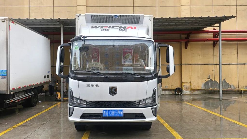 Performance concrète ! Le camion léger réfrigéré Weichai BluePower X7 – version fluide et à vitesse régulable – offre des équipements robustes garantissant une sécurité optimale et une conduite sans souci même dans les conditions rurales montagneuses.