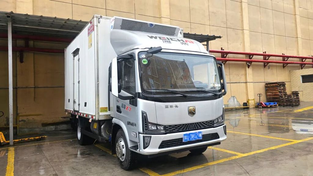Performance concrète ! Le camion léger réfrigéré Weichai BluePower X7 – version fluide et à vitesse régulable – offre des équipements robustes garantissant une sécurité optimale et une conduite sans souci même dans les conditions rurales montagneuses.