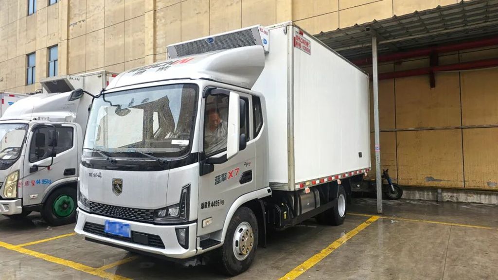 Performance concrète ! Le camion léger réfrigéré Weichai BluePower X7 – version fluide et à vitesse régulable – offre des équipements robustes garantissant une sécurité optimale et une conduite sans souci même dans les conditions rurales montagneuses.
