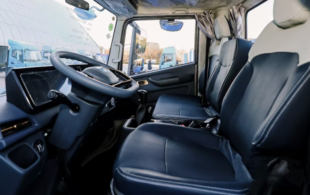 Performance concrète ! Le camion léger réfrigéré Weichai BluePower X7 – version fluide et à vitesse régulable – offre des équipements robustes garantissant une sécurité optimale et une conduite sans souci même dans les conditions rurales montagneuses.