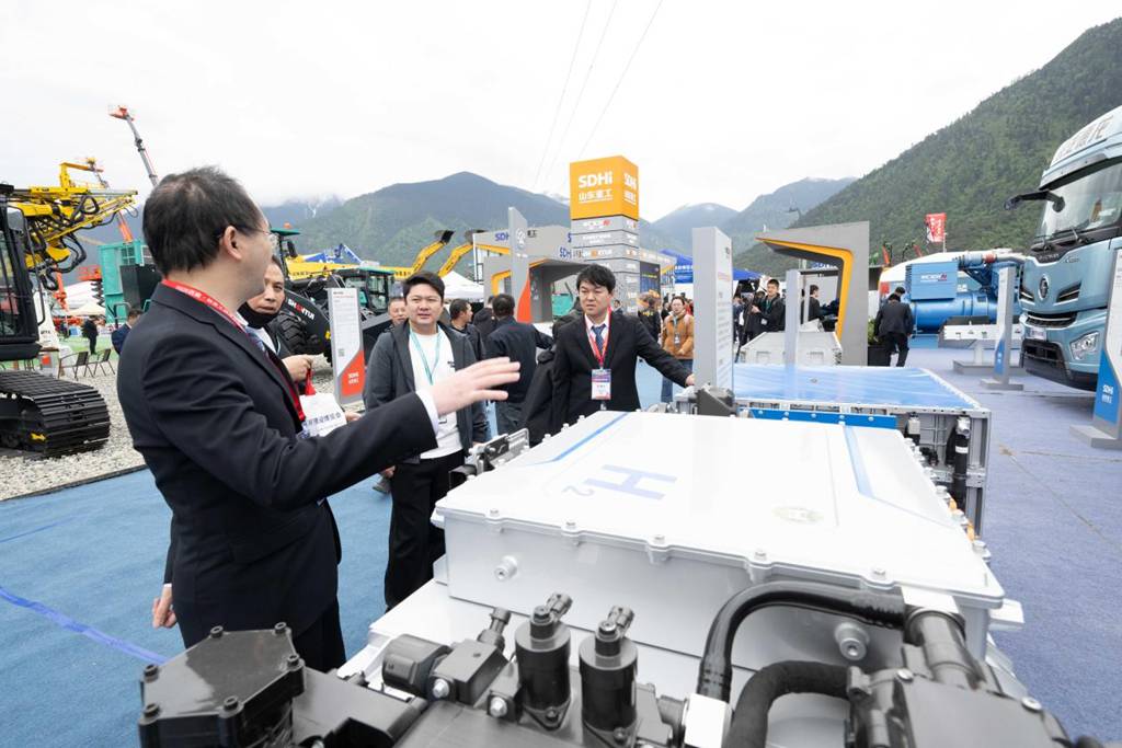 Le groupe Weichai présente sa technologie de propulsion robuste à Nyingchi, contribuant au développement des grands projets nationaux.