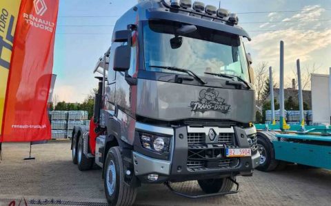 Un camion Volvo de style « français » équipé d&rsquo;un système de propulsion 6×6 ? Son intérieur comme son extérieur présentent des caractéristiques uniques : voici une photo réelle du camion de transport de bois Renault K520.