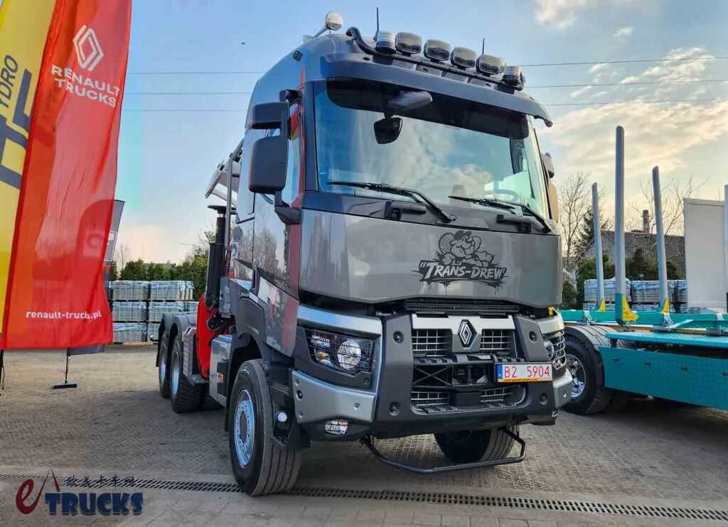 Un camion Volvo de style « français » équipé d'un système de propulsion 6×6 ? Son intérieur comme son extérieur présentent des caractéristiques uniques : voici une photo réelle du camion de transport de bois Renault K520.