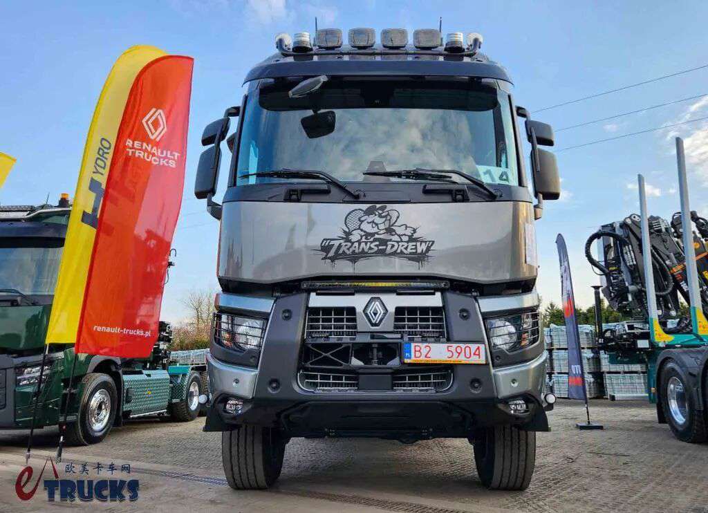 Un camion Volvo de style « français » équipé d'un système de propulsion 6×6 ? Son intérieur comme son extérieur présentent des caractéristiques uniques : voici une photo réelle du camion de transport de bois Renault K520.