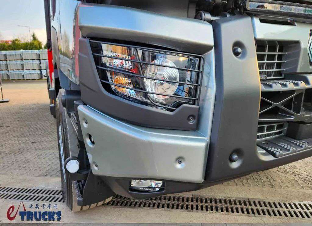 Un camion Volvo de style « français » équipé d'un système de propulsion 6×6 ? Son intérieur comme son extérieur présentent des caractéristiques uniques : voici une photo réelle du camion de transport de bois Renault K520.