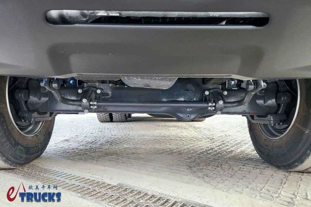 Un camion Volvo de style « français » équipé d'un système de propulsion 6×6 ? Son intérieur comme son extérieur présentent des caractéristiques uniques : voici une photo réelle du camion de transport de bois Renault K520.
