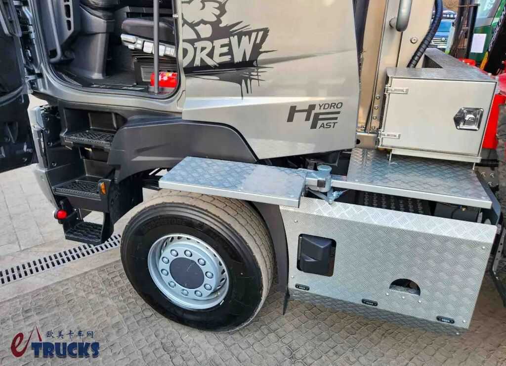 Un camion Volvo de style « français » équipé d'un système de propulsion 6×6 ? Son intérieur comme son extérieur présentent des caractéristiques uniques : voici une photo réelle du camion de transport de bois Renault K520.