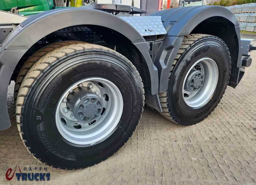 Un camion Volvo de style « français » équipé d'un système de propulsion 6×6 ? Son intérieur comme son extérieur présentent des caractéristiques uniques : voici une photo réelle du camion de transport de bois Renault K520.