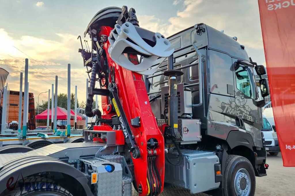 Un camion Volvo de style « français » équipé d'un système de propulsion 6×6 ? Son intérieur comme son extérieur présentent des caractéristiques uniques : voici une photo réelle du camion de transport de bois Renault K520.