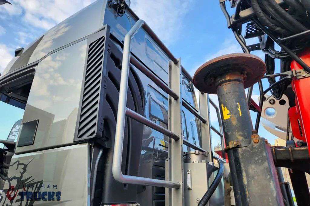 Un camion Volvo de style « français » équipé d'un système de propulsion 6×6 ? Son intérieur comme son extérieur présentent des caractéristiques uniques : voici une photo réelle du camion de transport de bois Renault K520.