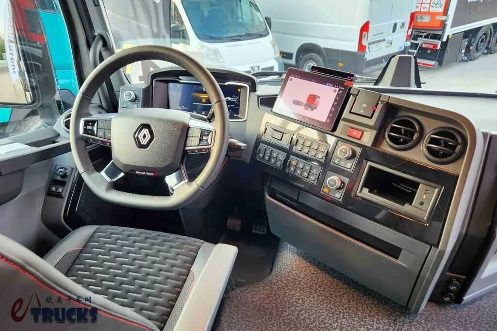 Un camion Volvo de style « français » équipé d'un système de propulsion 6×6 ? Son intérieur comme son extérieur présentent des caractéristiques uniques : voici une photo réelle du camion de transport de bois Renault K520.