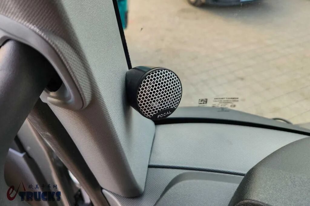 Un camion Volvo de style « français » équipé d'un système de propulsion 6×6 ? Son intérieur comme son extérieur présentent des caractéristiques uniques : voici une photo réelle du camion de transport de bois Renault K520.