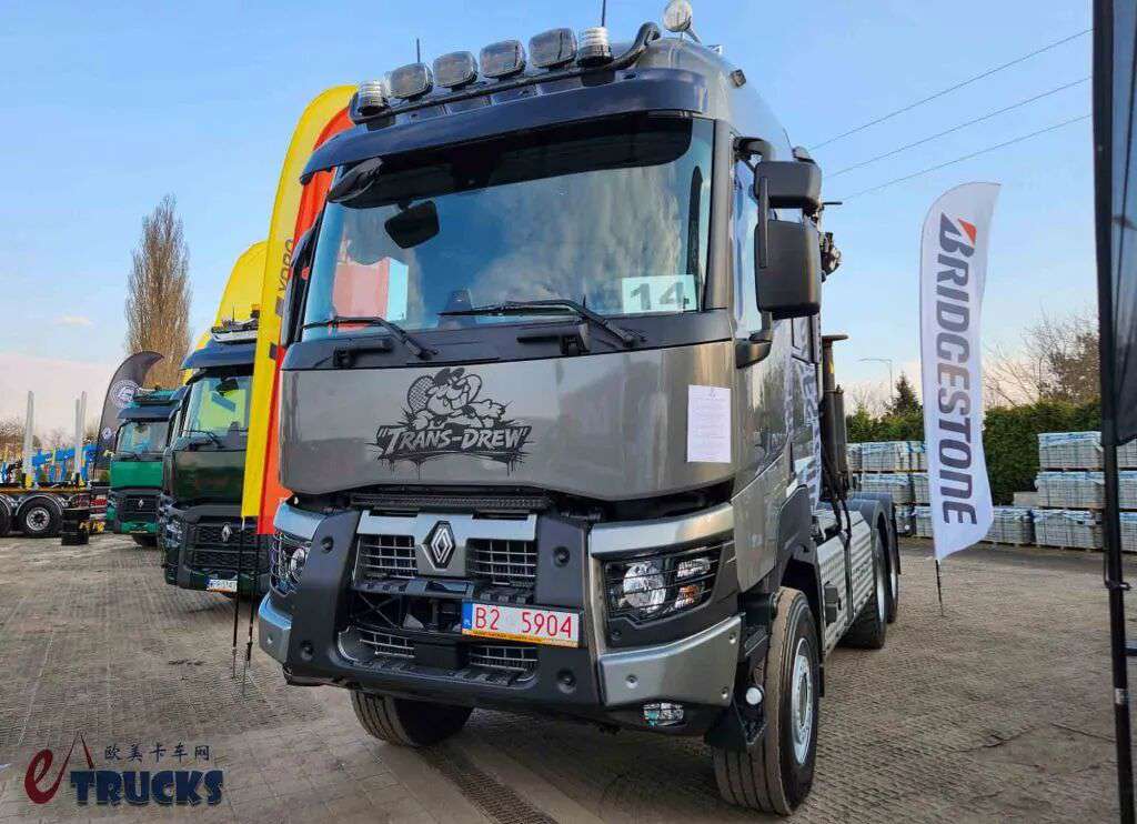Un camion Volvo de style « français » équipé d'un système de propulsion 6×6 ? Son intérieur comme son extérieur présentent des caractéristiques uniques : voici une photo réelle du camion de transport de bois Renault K520.