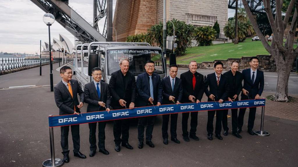Le camion léger à direction droite Dongfeng Import & Export, équipé du moteur Dongfeng Cummins D2.5, a été dévoilé en Australie !