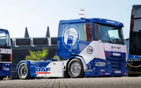 La voiture de course électrique DAF est officiellement lancée en service, avec un pilote âgé de 84 ans.