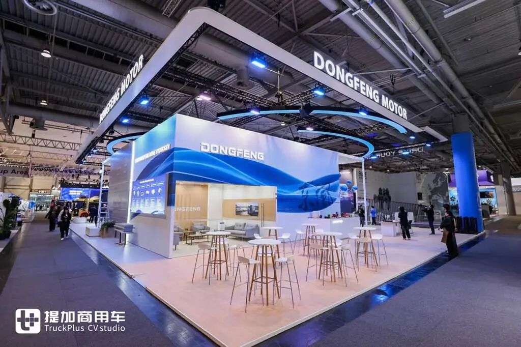 三个车辆、三个电池、一台机器和一个平台:东风汽车公司提供全套商用液压车辆。