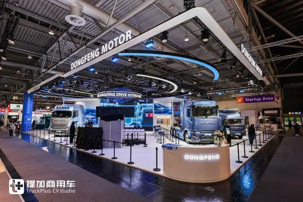 三个车辆、三个电池、一台机器和一个平台:东风汽车公司提供全套商用液压车辆。