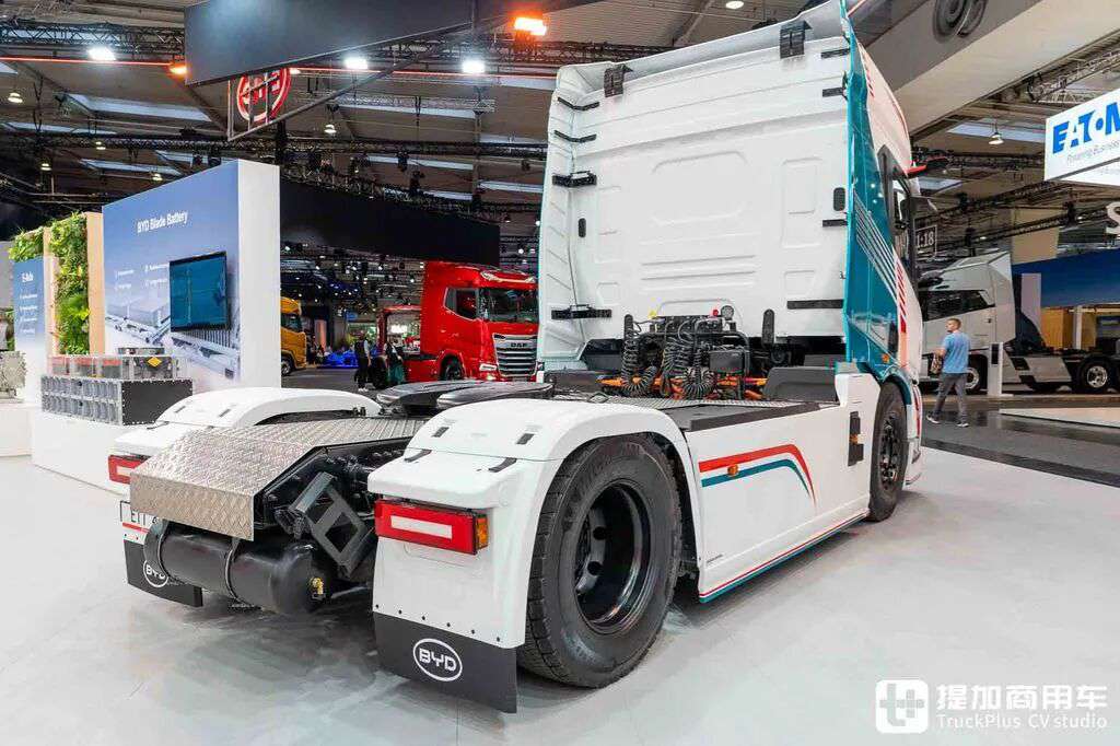 IAA 2026 : 1 000 ch électriques + recharge mégawatt, et cinq étoiles de sécurité ! Analyse complète du tracteur 100 % électrique BYD ETT 44