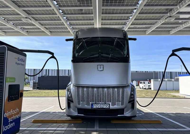 Le camion électrique Farizon Homtruck en charge à une station EnBW