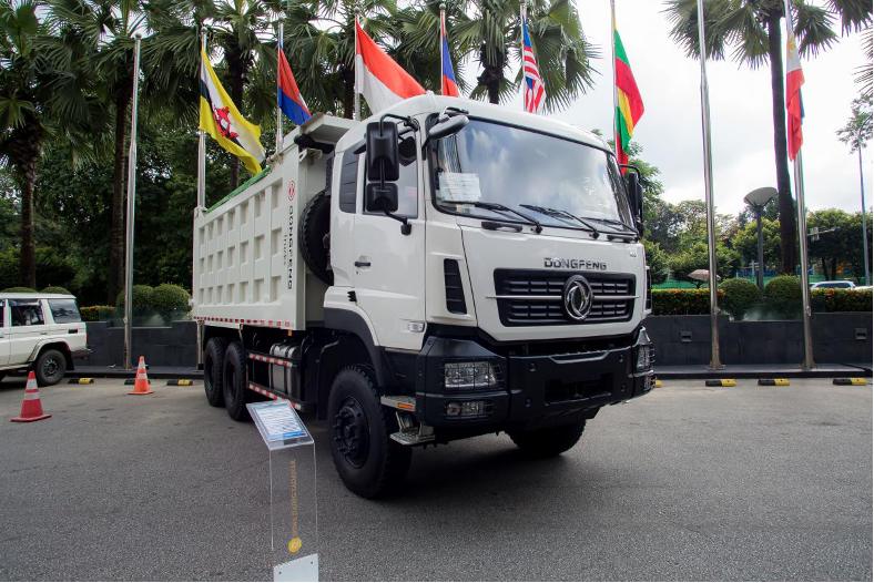 Le premier véhicule sort de l’usine localisée de Dongfeng en Asie du Sud-Est pour les véhicules utilitaires moyens et lourds, un nouveau départ !