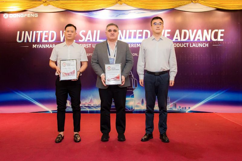 Le premier véhicule sort de l'usine localisée de Dongfeng en Asie du Sud-Est pour les véhicules utilitaires moyens et lourds, un nouveau départ !