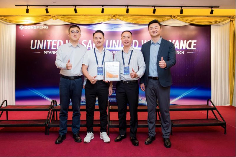 Le premier véhicule sort de l'usine localisée de Dongfeng en Asie du Sud-Est pour les véhicules utilitaires moyens et lourds, un nouveau départ !