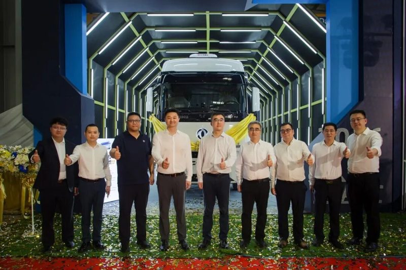 Le premier véhicule sort de l'usine localisée de Dongfeng en Asie du Sud-Est pour les véhicules utilitaires moyens et lourds, un nouveau départ !