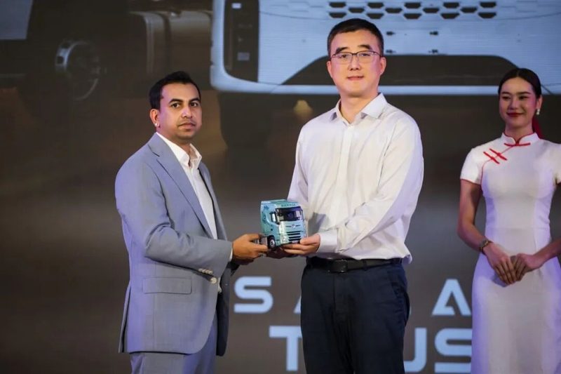 Le premier véhicule sort de l'usine localisée de Dongfeng en Asie du Sud-Est pour les véhicules utilitaires moyens et lourds, un nouveau départ !