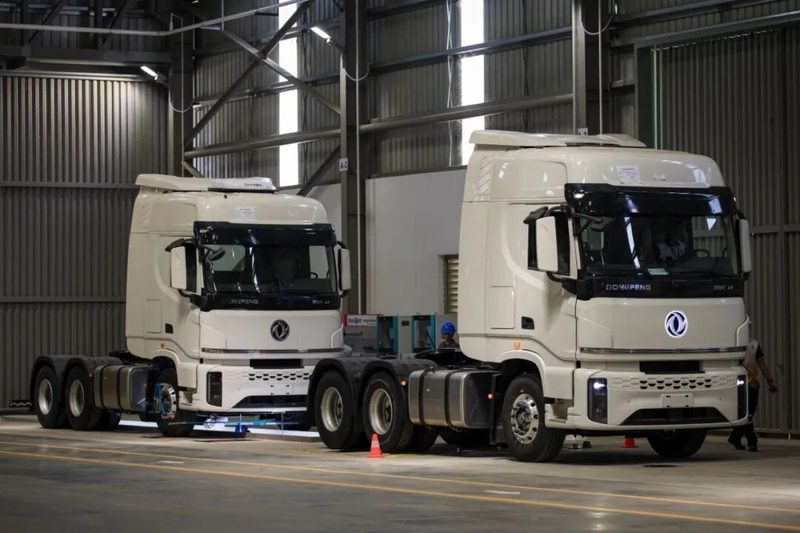 Le premier véhicule sort de l'usine localisée de Dongfeng en Asie du Sud-Est pour les véhicules utilitaires moyens et lourds, un nouveau départ !