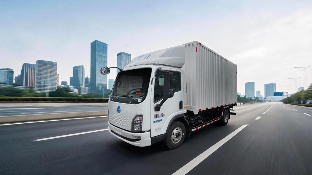 420 km d&rsquo;autonomie + recharge rapide de 16 minutes : le camion léger électrique Chenglong EV2 mène la distribution urbaine